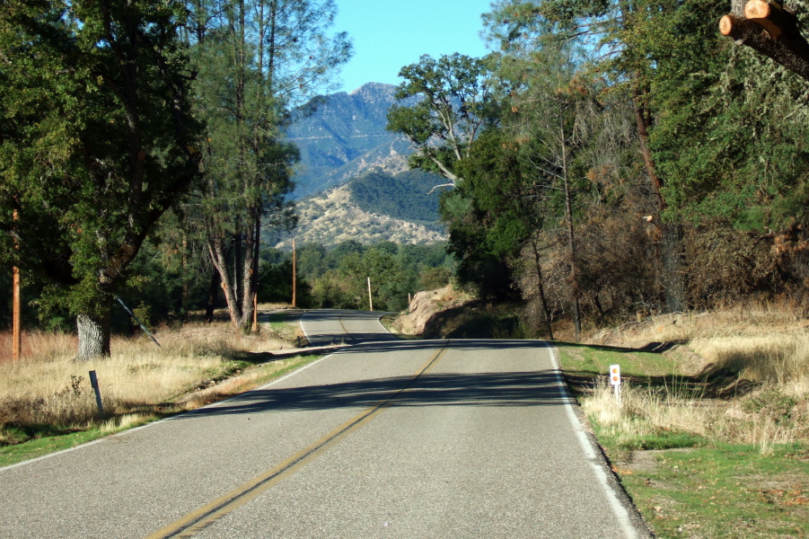 Del Venturi Rd. continues its rolling climb to the northwest.
