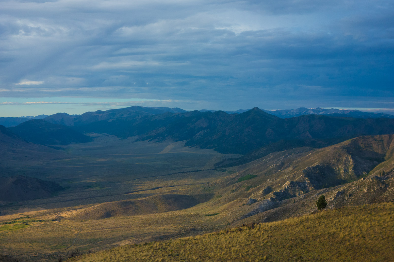 The high peaks in the distant right include Tower Peak in Yosemite.