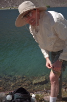 Bill puts on his Patt Strap to avoid IT band irritation.