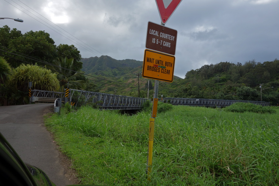 Crossing a double one-lane bridge on HI560