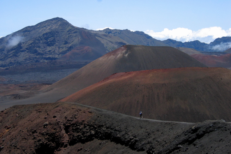 Laura running along the edge of the cone, Ka Lu'u o ka 'O'o.