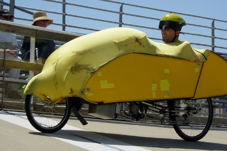 Bill circling the track at Hellyer velodrome.
