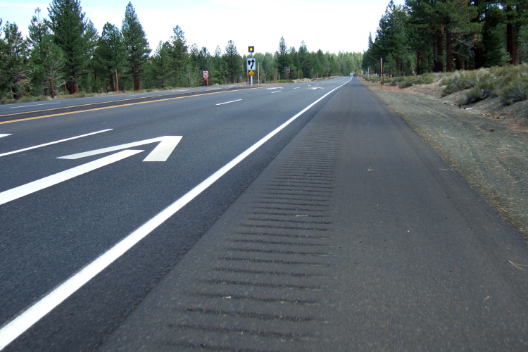 Shoulder and rumble-strip along US-395 near Deadman Summit.