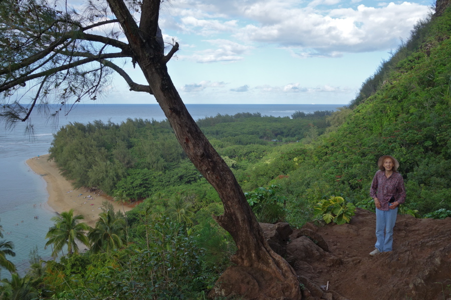 Kay waits for us above Ke'e Beach.