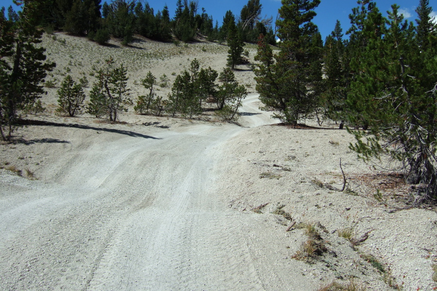 Starting up the San Joaquin Ridge 4wd road