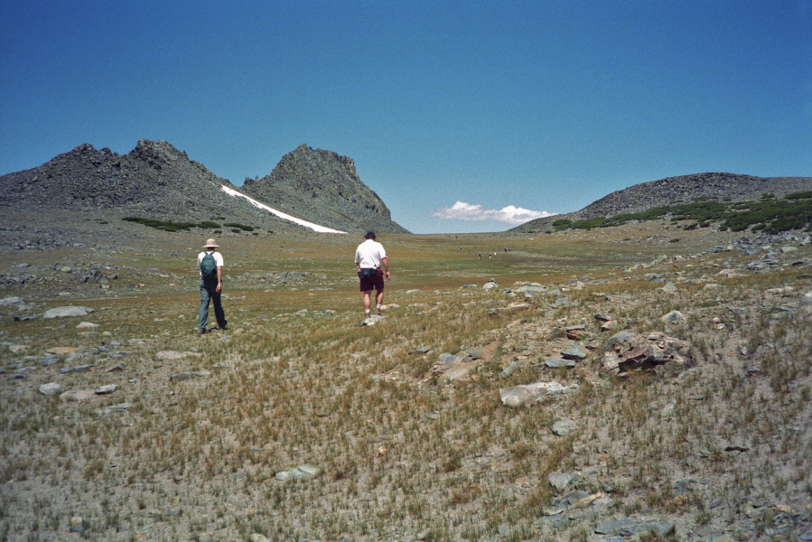 The group heads out to the edge of the great plateau.