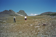 The group heads out to the edge of the great plateau.