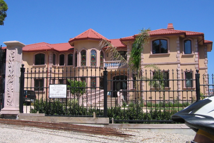 This house fits right into the surroundings. (1800ft)