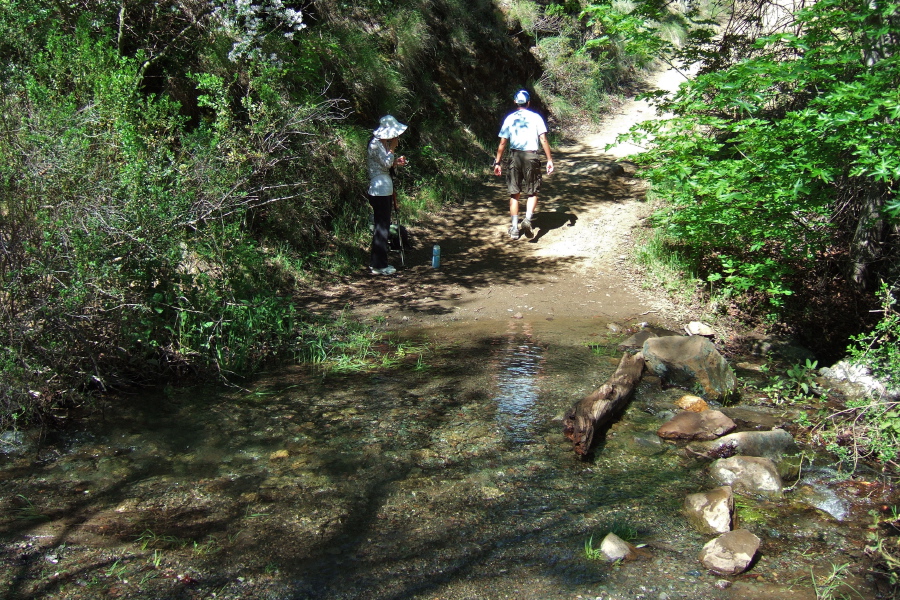 Xiaoqin and Piaw stop to get a bite to eat at the ford of Donner Creek.