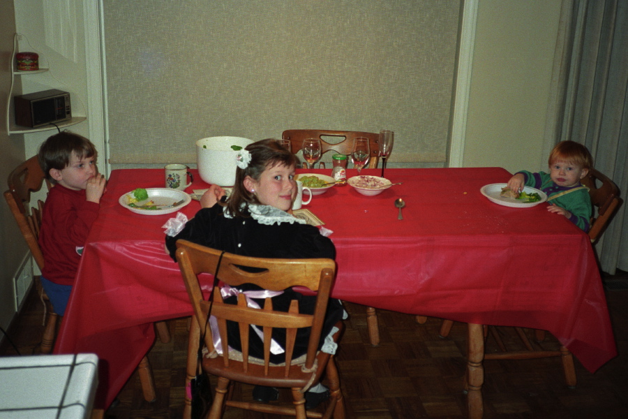 The kids eat dinner.