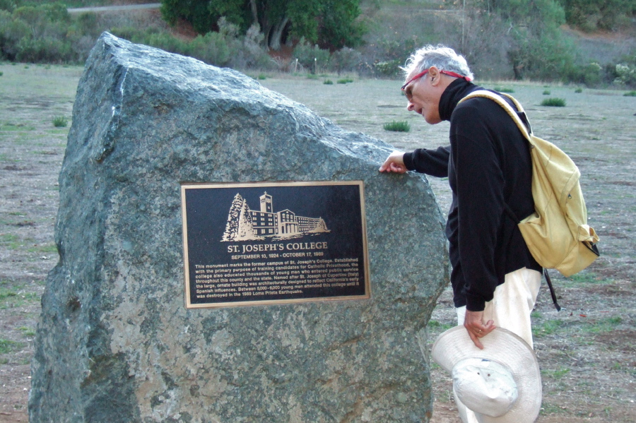 David reads the plaque.