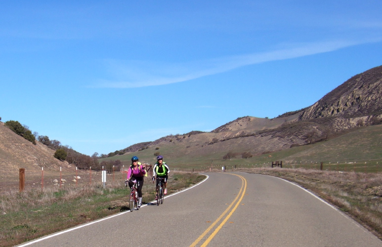 Two ladies descend into Topo Valley.