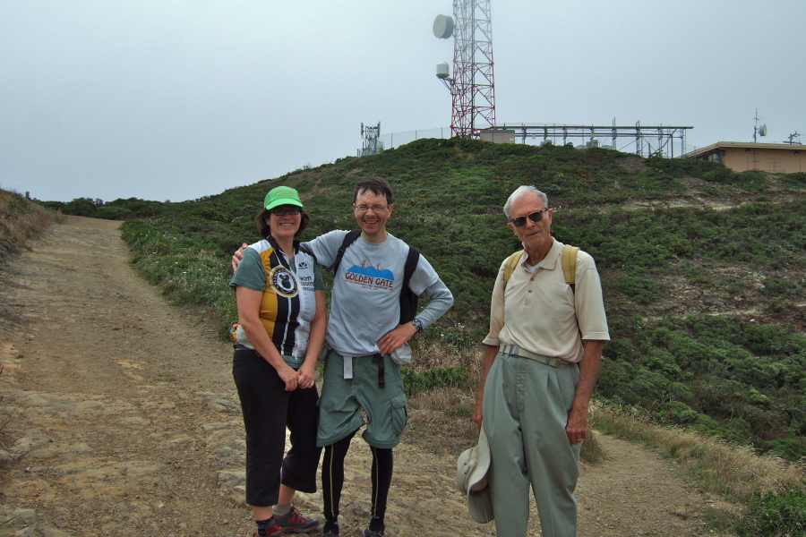 Regroup on the Ridge Trail where it becomes a fire road. (1)