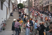 Watching the racers climb from the bottom of Taylor Street.