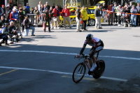 A CSC rider makes the turn from Stockton St. to Lombard St.