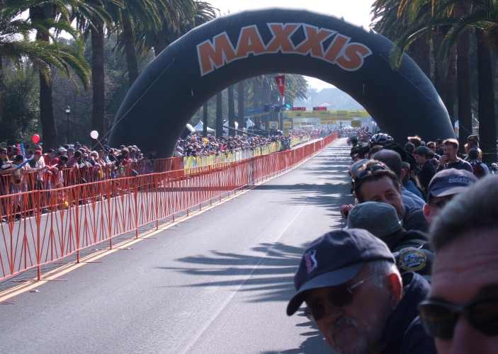 The 1-kilometer to go banner (2).