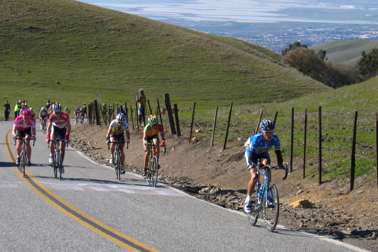 More riders split from the peloton (4)