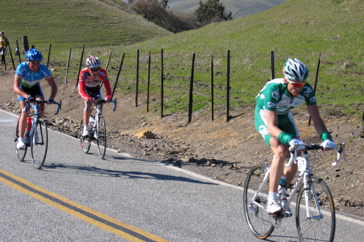 More riders split from the peloton (7)