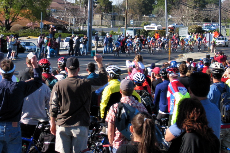 The peloton roars down Piedmont a second time. (2)