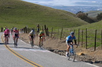 More riders split from the peloton (4)