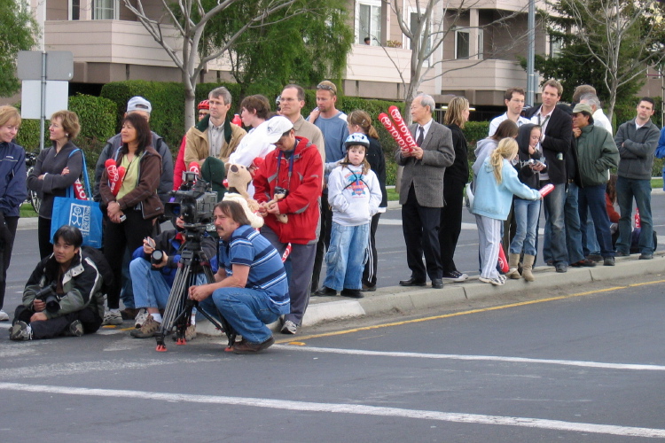 Crowd awaiting the leaders at Piedmont and Sierra.