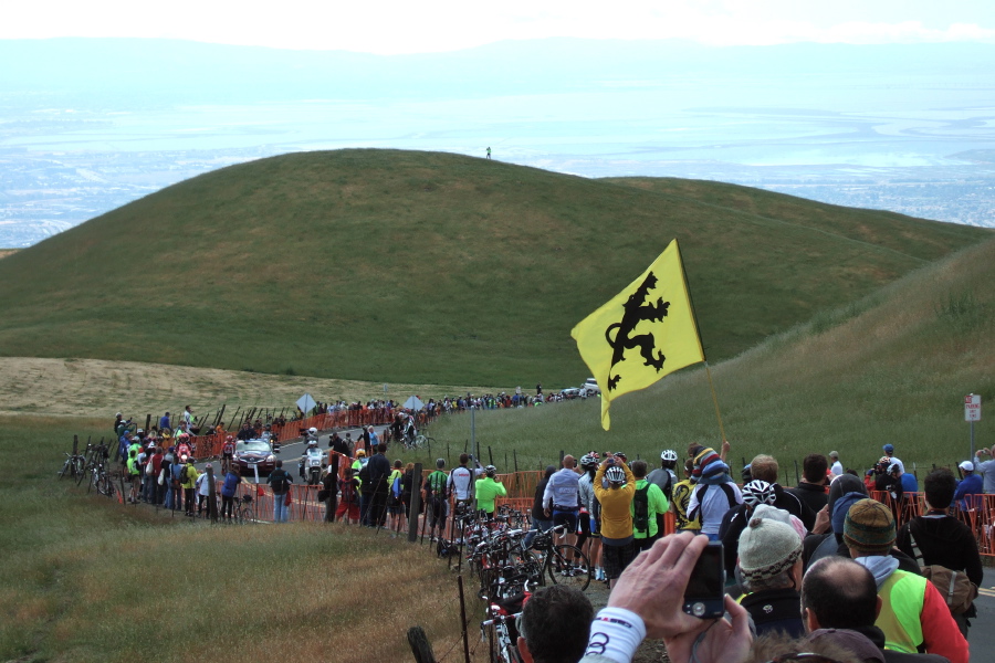 The race leader (Chris Horner) approaches.